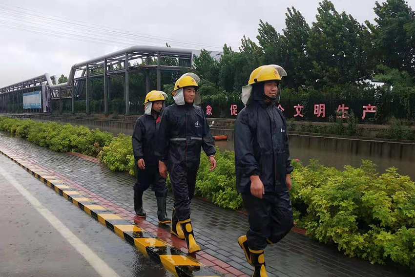 台风期间万通石化消防保卫部加强巡逻工作